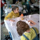 Los niños aprenden a elaborar sus propios zumos en los talleres