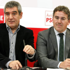 Julio Villarrubia (izquierda) interviene junto al secretario provincial del PSOE abulense.