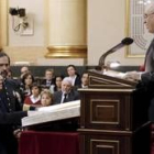 Fraga, ayudado por un ujier, ante el presidente del Senado