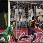 Roberto Torres celebra, ante la frustración de Courtois, el tercer gol del equipo frente el Atlético.