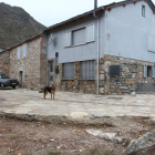 Bordillos imposibles, ventanas inservibles, puertas cortadas para poder abrir, el puente sin tocar y piedra sobre arena, es el resultado de la obra entregada ayer.