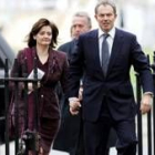 Blair se dirige con su esposa a su residencia tras asistir a un funeral
