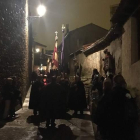 La gente de la Sobarriba traslada al Dainos de las Clarisas a los Capuchinos por las Cercas. Los jóvenes que hacían botellón guardaron silencio y sacaron sus móviles para grabar el momento. DL