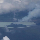Imagen aérea del volcán Manaro, que ha obligado a evacuar de forma definitiva una isla de Vanuatu.