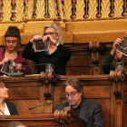 Los concejales de la CUP en el Ayuntamiento de Barcelona, Maria Rovira, María José Lecha y Josep Garganté, rompen fotos del Rey durante un pleno municipal.