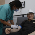 Un hombre que vive en la residencia Piedras Blancas, de Carbajal de la Legua, ayer durante la extracción de la sangre para el estudio de anticuerpos. FERNANDO OTERO