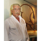 Luis Arranz, junto a una de sus esculturas.