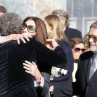 La viuda de Eduardo Arroyo, Isabel Azcárate, tras el funeral por el artista