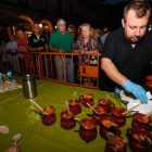 Cientos de leoneses se acercaron a la plaza Mayor para degustar una de las tapas más típicas de la ciudad leonesa. RAMIRO