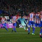 Messi dispara en el segundo tanto del Barça en el Calderón.