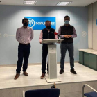 Javier Santiago Vélez y David Fernández acompañaron a José Luis Nieto, en el centro, ayer en León. DL