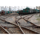 Convoyes de mercancías en la playa ferroviaria del acceso sur a la capital leonesa. JESÚS F. SALVADORES