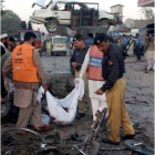 Oficiales recogen restos mortales del terrorista suicida.