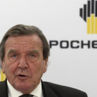 El excanciller alemán, Gerhard Schroeder, en su comparecencia en San Petesburgo tras ser nombrado presidente de la petrolera rusa Rosneft.