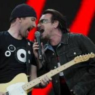 El líder de U2, Bono, con el guitarrista de la banda, The Edge
