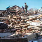 Los servicios de rescate buscan víctimas entre los escombros en la isla de Lombok. /