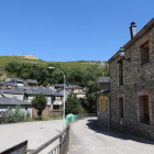 Sobre estas líneas, una panorámica de Páramo del Sil tomada desde el barrio de Las Campas. Al lado, un espacio del pueblo de Anllares. En la otra página, el río y una de las casas rehabilitadas en Primout y el resultado de las mejoras realizadas en Salent
