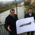 Darío Martínez y Carlos López Riesco, con los planos de la obra, ayer en el puente del canal en la c