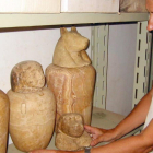 La egiptóloga Carmen Pérez Die, en el 2002, con piezas halladas en las misiones que dirige en Heracleópolis Magna, en Egipto.
