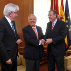 El alcalde de León, Antonio Silván (D), se reúne con el cónsul honorario de España en Washington, Luis Fernando Esteban Bernáldez (C), y el rector de la Universidad de León, José Ángel Hermida (I)