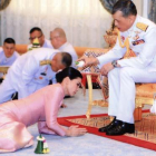 Tailandia tiene nueva soberana, la reina Suthida. En la foto, el rey Maha Vajiralongkorn vierte agua sobre su esposa.
