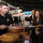 Dias, Clemente y Martínez prueban jamón con el sello Origen Transmontana de la zona Braganza
