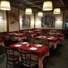 El restaurante Cambalache posee capacidad para más de 100 comensales en dos ambientes, un comedor y otra zona informal de tapeo. Dispone de carta para celíacos.