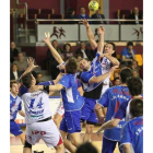 El lateral Iosu Goñi, intenta un pase al pivote Andreu totalmente rodeado por jugadores del Arrate.