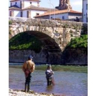 Disfrutando de una jornada de pesca junto al puente medieval del Paso Honroso, en Hospital de Órbigo