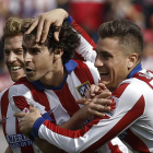 Tiago Mendes recibe la felicitación de Ansaldi y Giménez tras el primer gol.