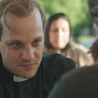 El actor Rodrigo de la Serna encarna al Papa Francisco en la miniserie 'Llámame Francisco'.