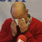 Javi se seca las lágrimas en su adiós del club maragato.