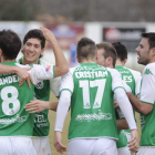 Los futbolistas del Astorga felicitan a Bandera tras anotar el gol que sentenció el partido.