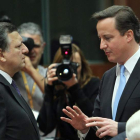 Durao Barroso charla con Cameron al comienzo del segundo día de la reunión de Bruselas.