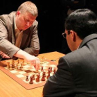Shirov mueve su pieza ante la atenta mirada de Anand.