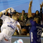 Álex Costoya ha viajado con el equipo pero Guijosa no forzará al lateral si no lo ve en perfectas condiciones. MARCIANO