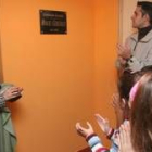 La placa en honor a Cerezales está situada en uno de los pasillos