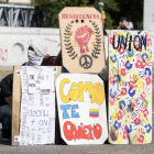 Opositores venezolanos durante la jornada de protesta efectuada ayer. MIGUEL GUTIÉRREZ