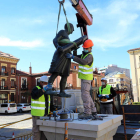 Imágenes de la colocación de la escultura ‘Las Cabezadas’, tras ser reparada. DL