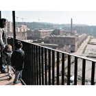 Una familia admira las vistas desde su futuro piso