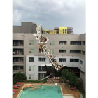 Una grúa colapsa en un edificio de apartamentos en Dallas, EEUU. AP / MICHAEL SANTANA