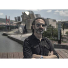Una imagen del escritor asturiano Jon Bilbao ante el Guggenheim. RTVE