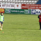 El juvenil Borja y Claudio Barragán, durante el entrenamiento del jueves en El Toralín.