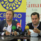 Tomás Castro y Juan Hernández Dopico, ayer durante la presentación del convenio.