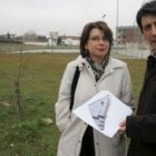 Ana Vicente y Miguel Hidalgo muestran los planos del nuevo proyecto en la parcela donde se ubicará