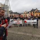Protesta, ayer, a las puertas del Ayuntamiento. ANA F. BARREDO