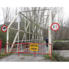 La policía valló el acceso al puente para impedir el tráfico de los vehículos, que sólo podían llegar a Toral por Villalibre.
