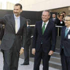 El Rey Felipe VI, acompañado por el presidente de la Generalitat Valenciana, Alberto Frabra, a su llegada al audotorio de la Diputación de Alicante.
