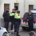Los Mossos han llevado al detenido a casa de su tío, en Anglès, para un nuevo registro.