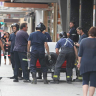 Los bomberos trabajaban ayer a las puertas del edificio de Ordoño para que se pudiera acceder a su interior.